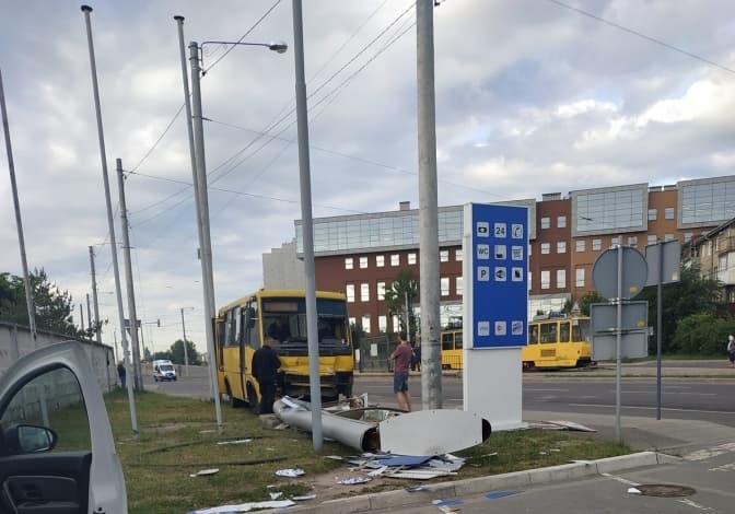 Водій маршрутки у Львові в'їхав у знак і світлову конструкцію АЗС
