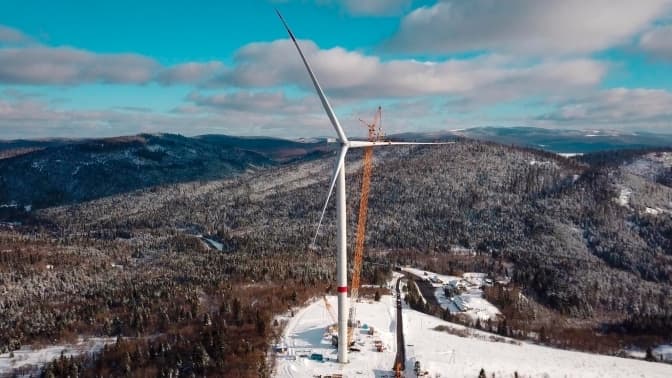 На кордоні Львівської та Закарпатської областей встановили перший вітряк майбутньої ВЕС