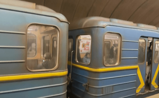 У Києві в метрополітені пояснили, чому на «зеленій» гілці брудні вагони, і пообіцяли помити до Чистого четверга