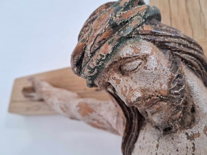 На Львівщині відновили скульптуру розп'яття Ісуса Христа, яку знайшли в дзвіниці церкви