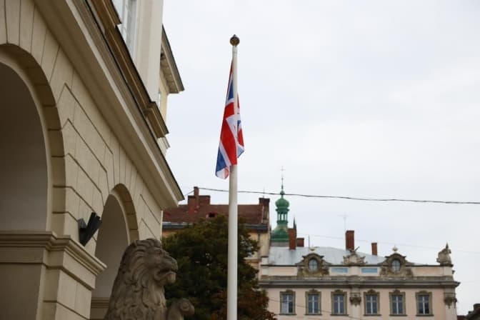 У центрі Львова приспустили прапор Великої Британії