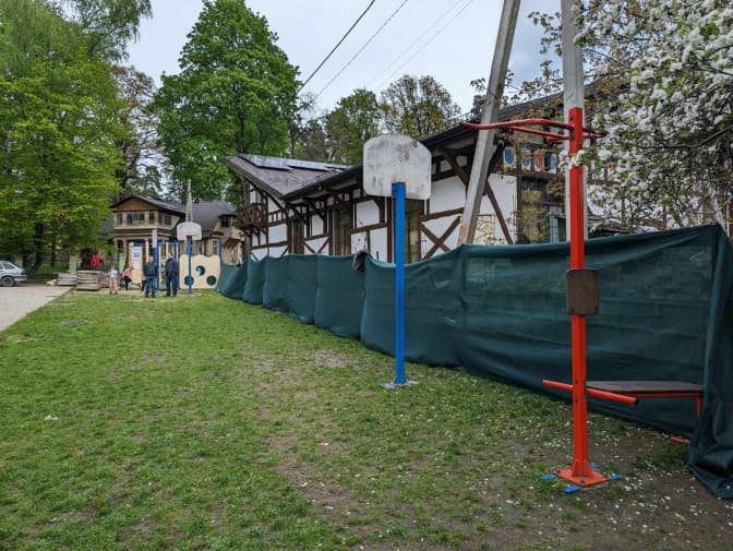 У Брюховичах власник ресторану захопив територію школи та охоронну зону