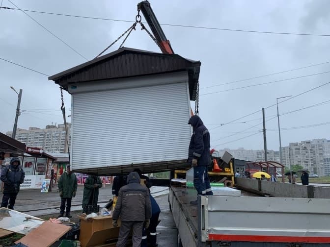 В Києві демонтували МАФи біля станції метро «Позняки»