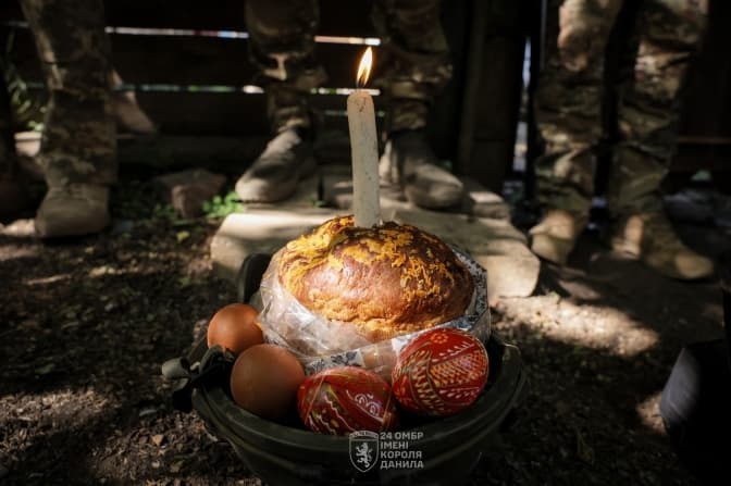 Бійці львівської бригади показали, як відзначають Великдень на фронті