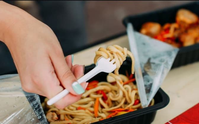 Доставка їжі під час локдауну. Де у Львові замовити продукти та готові страви