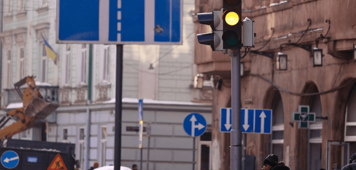 У центрі Львова світлофори на двох перерхрестях поки працюють у режимі жовтого миготіння