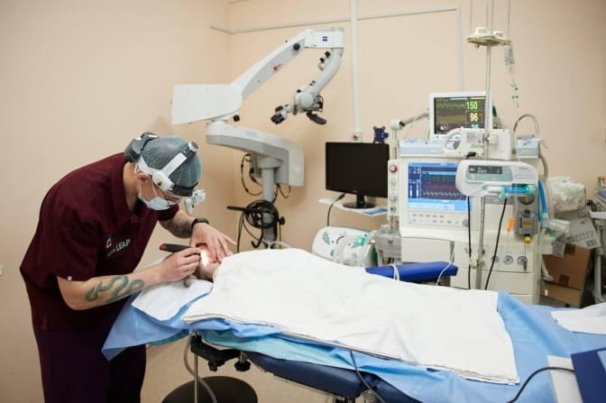 Львівські лікарі видалили дівчині гігантське утворення у вусі, яке збільшувалося і руйнувало кістку