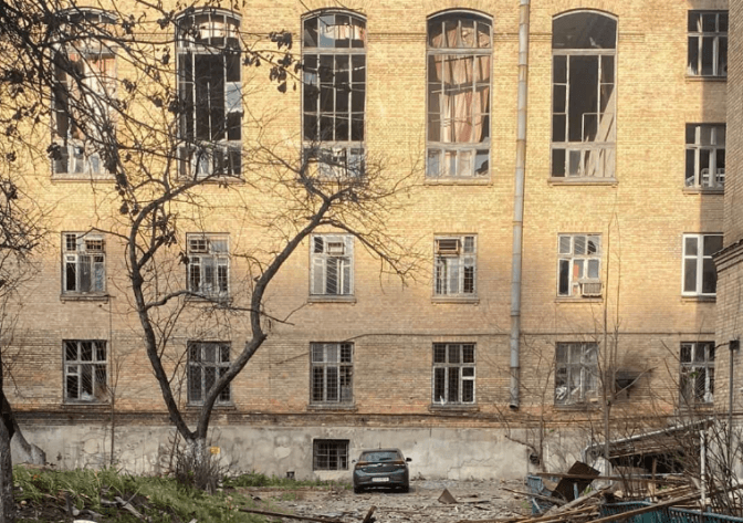 Російський обстріл пошкодив Київський інститут автоматики та майстерні українських художників