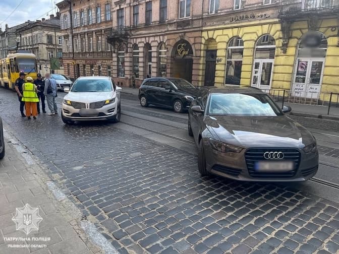 На вулиці Городоцькій сталася ДТП з потерпілими. Рух ускладнено. Оновлено