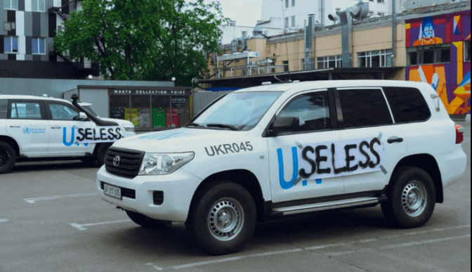 Активіста, який наліпив на автівки ООН напис «Useless», викликали до суду за поширення неправдивих чуток