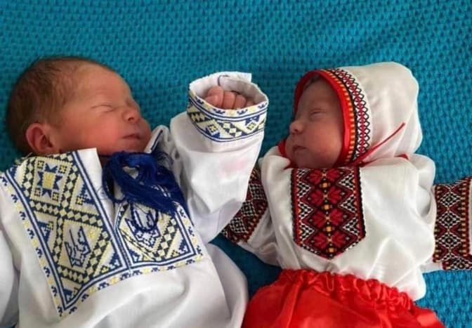 Народжені у вишиванці. У Львові немовлята отримали перші вишиті сорочки