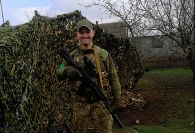 Львівський музикант отримав можливість знову грати після поранення на війні та ампутації пальця