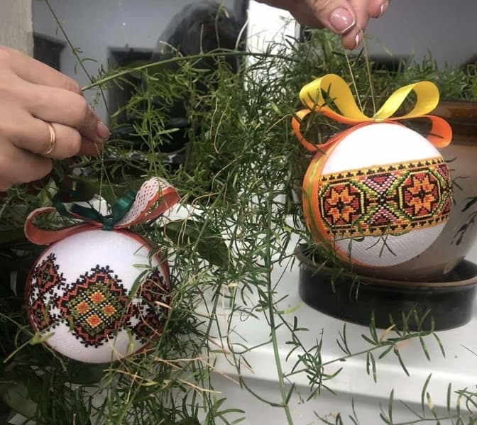 Для храму на Львівщині вишили ексклюзивні ялинкові прикраси