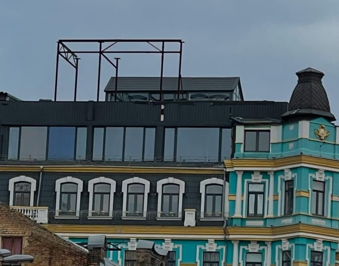 Співробітники ДОКС навідались з перевіркою до власників надбудови на пам'ятці архітектури на Володимирській, 4