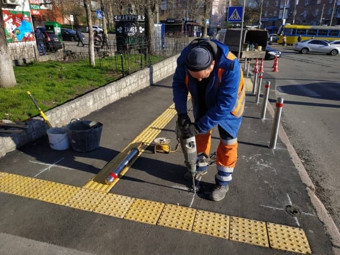 У двох районах Києва облаштували безбар'єрні переходи біля лікарень