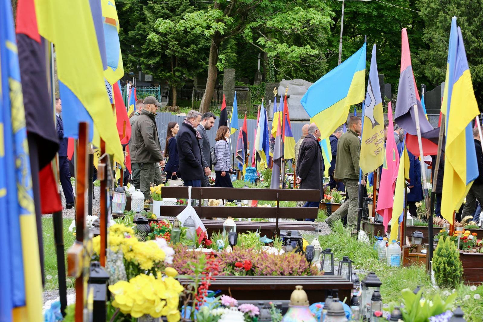 Міністри закордонних справ вшанували Героїв на Полі почесних поховань 9 травня / Фото: Максим Козицький