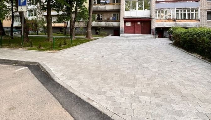 У Львові зробили доступною територію біля будинку, де проживає дитина на кріслі колісному