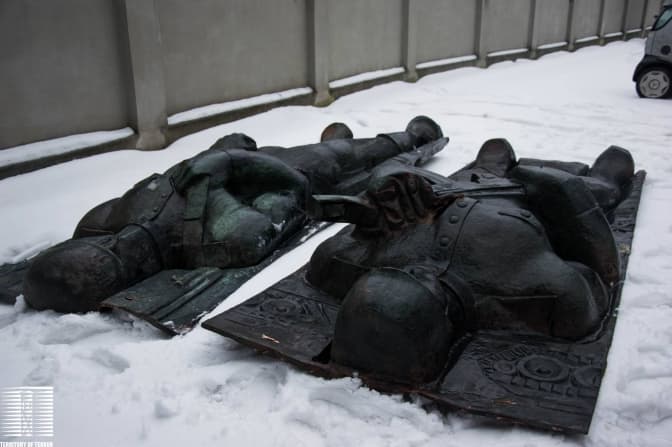 Барельєфи стели Монумента слави у Львові передали Території Терору. Фото