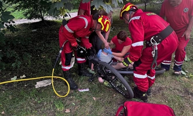 Гальмівна ручка застрягла в нозі: на Львівщині хлопчик отримав травму через падіння з велосипеда