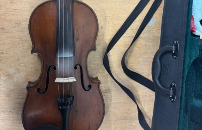 У пункті пропуску на Львівщині виявили старовинну скрипку 1872 року