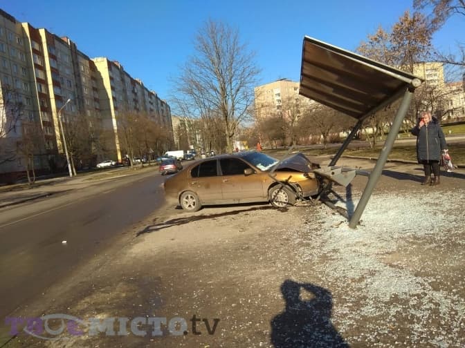 У Львові нетверезий таксист без водійських прав в'їхав у зупинку громадського транспорту