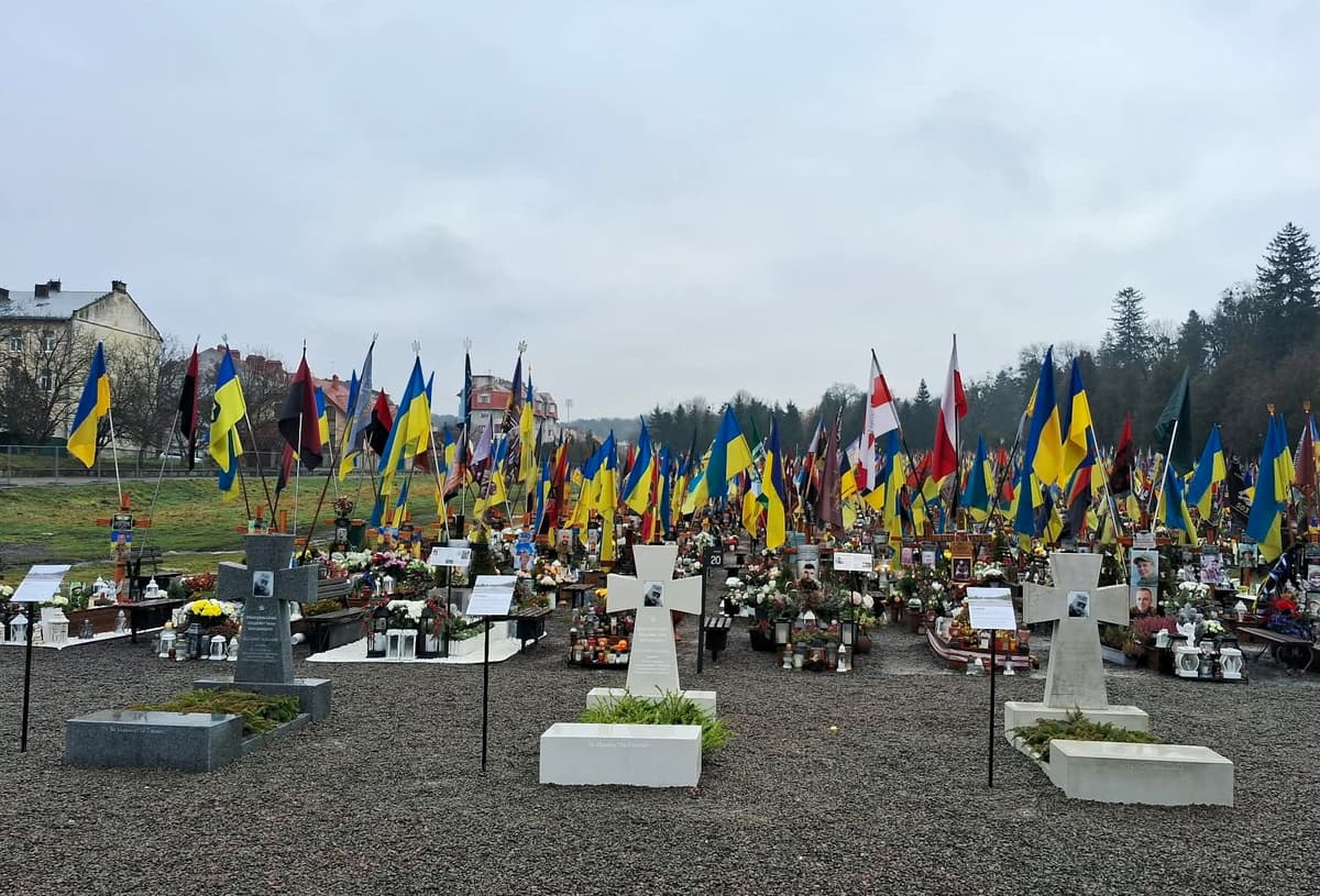 «Камінь спотикання»: чому суперечки довкола хрестів на військовому цвинтарі - не про пам’ять