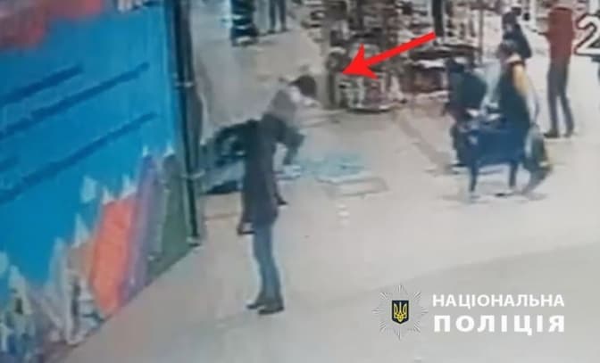 У столичному ТРЦ скло з вітрини впало на дитину