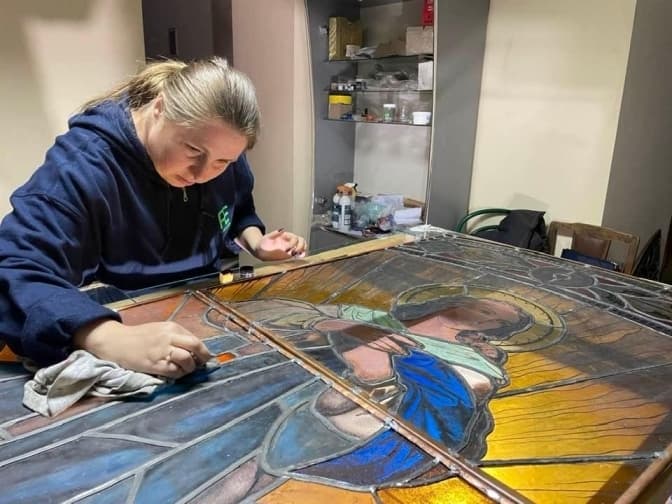 Відреставрований 130-річний вітраж повернули до львівського храму