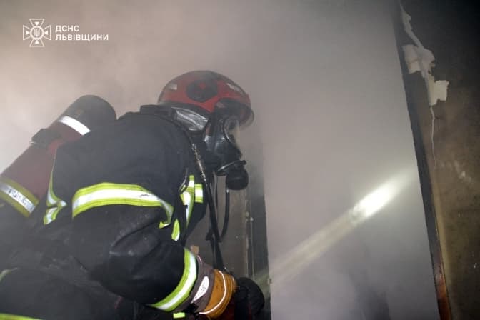 На Львівщині під час пожежі в квартирі врятували жінку
