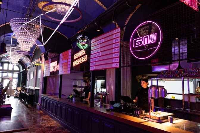 На площі Ринок закрили два популярні заклади