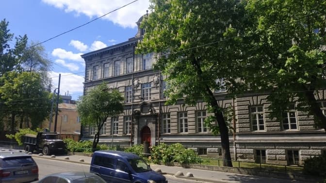 У Львові біля школи зрізали каштани