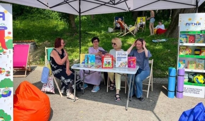 У львівських парках запрацювали літні бібліотеки: тут безкоштовно дають книги, м’ячі та шезлонги