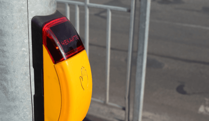 У Дніпровському районі облаштовують новий безбар’єрний світлофорний об’єкт