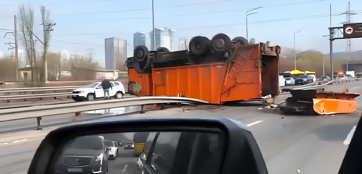ДТП на Видубичах у Києві: перекинутий сміттєвоз заблокував кілька смуг руху