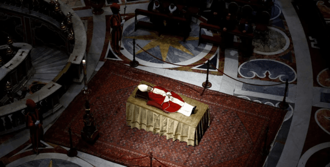 У Ватикані ховають колишнього Папу Римського Бенедикта XVI