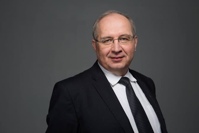 «Нас треба скеровувати, а десь і бити по руках». Павло Хобзей про реформу освіти