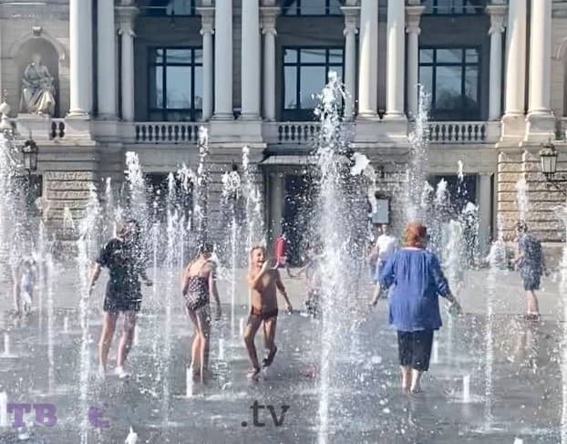Як у Львові рятуються від спеки біля фонтану. Фоторепортаж