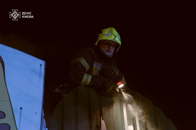 В Подільському районі Києва сталася пожежа на ринку: постраждав чоловік