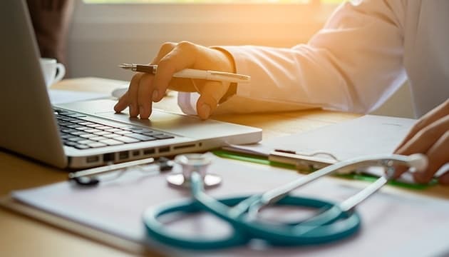 Українцям дозволили відкривати лікарняний дистанційно. За яких умов