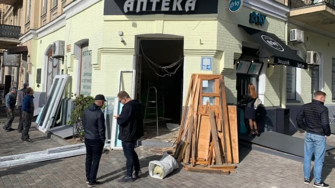 Історичні двері аптеки на Хмельницького врятувати не вдалося, їх відновлять за оригінальним кресленням