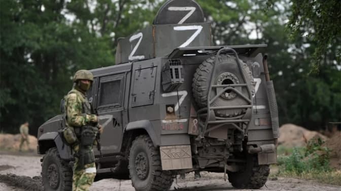 Російські окупанти втікають з Ізюма та залишають техніку. Українські воїни показали відео