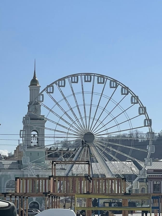 У столиці на Контрактовій площі почали демонтаж колеса огляду, — журналіст