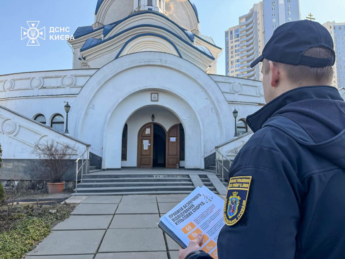 Напередодні Великодня рятувальники перевіряють храми Києва: як забезпечують безпеку вірян