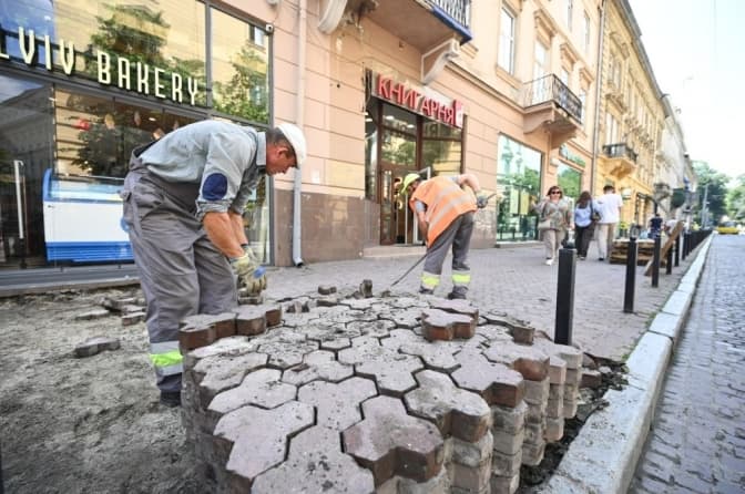 У Львові розпочали облаштовувати 100 доступних входів до різних установ