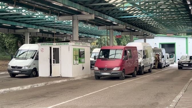 На виїзді до Польщі застрягло 320 легковиків. Ситуація у пунктах пропуску на Львівщині