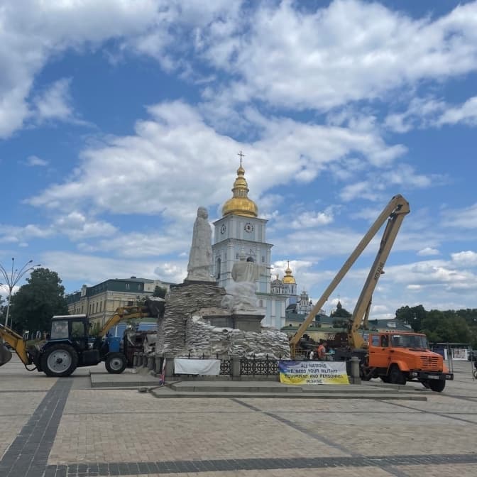 У Києві з пам'ятника на Михайлівській площі зняли захисні мішки з піском