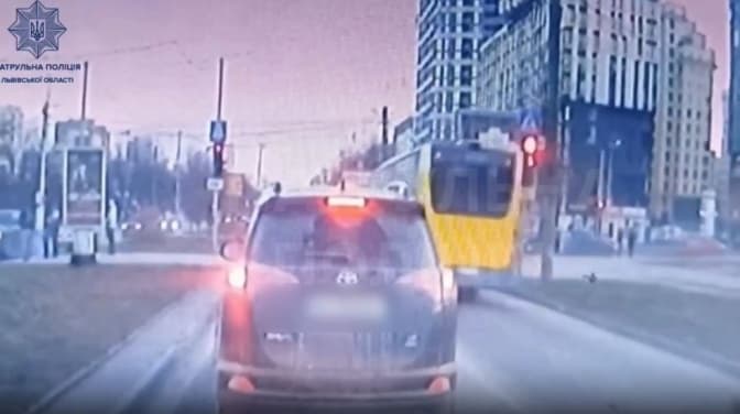 У Львові водій маршрутки проїхав на червоне світло і одразу отримав постанову. Відео