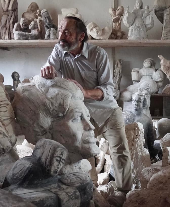 Ярослав Мотика з погруддям Ліни Костенко/ Фото: facebook.com/yagallery.lviv