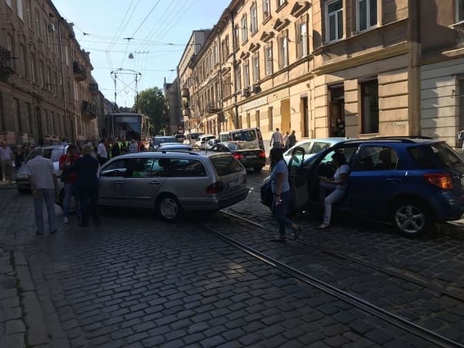 Ситуація на вулицях Львова. Трамваї по Вітовського не курсують