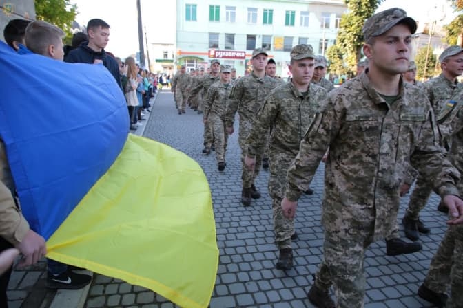 Півтори тисячі військових повернулись на Львівщину із зони ООС. Фото дня